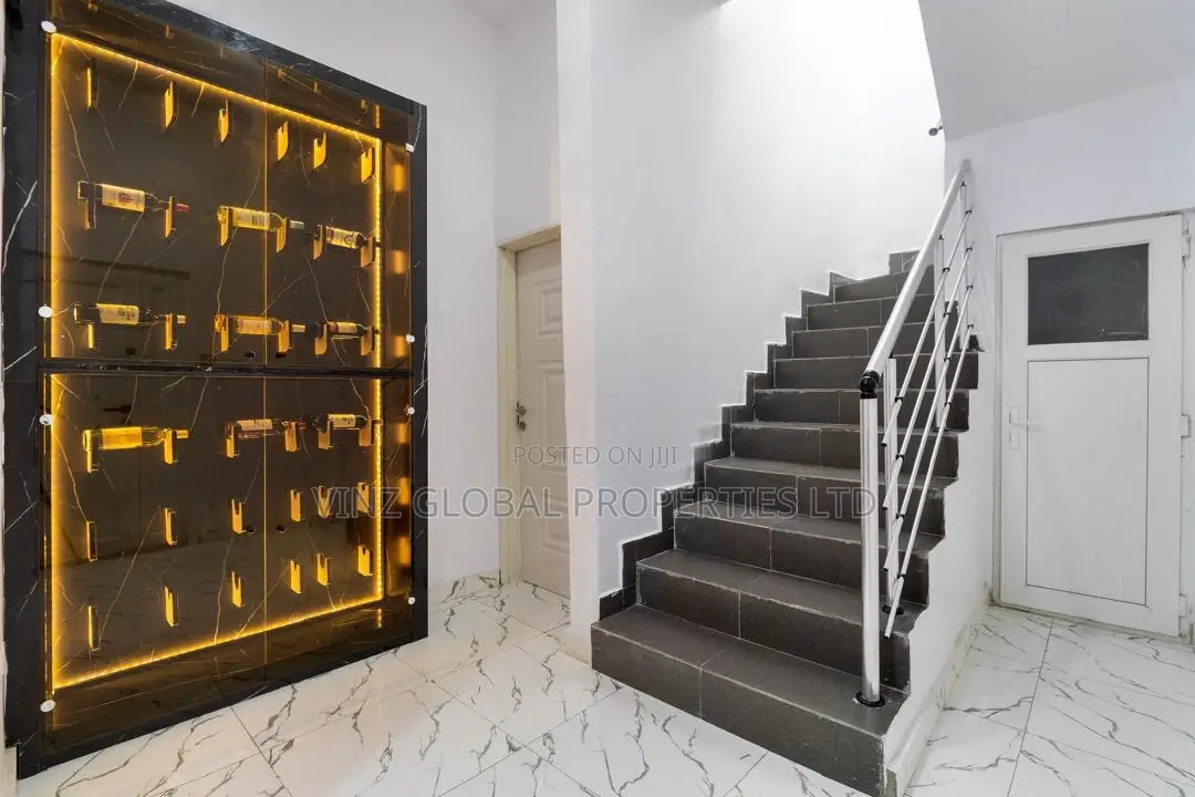 Luxury Sharp 4 Bedroom Shortlet Apartment With Ps5 Swimming Pool