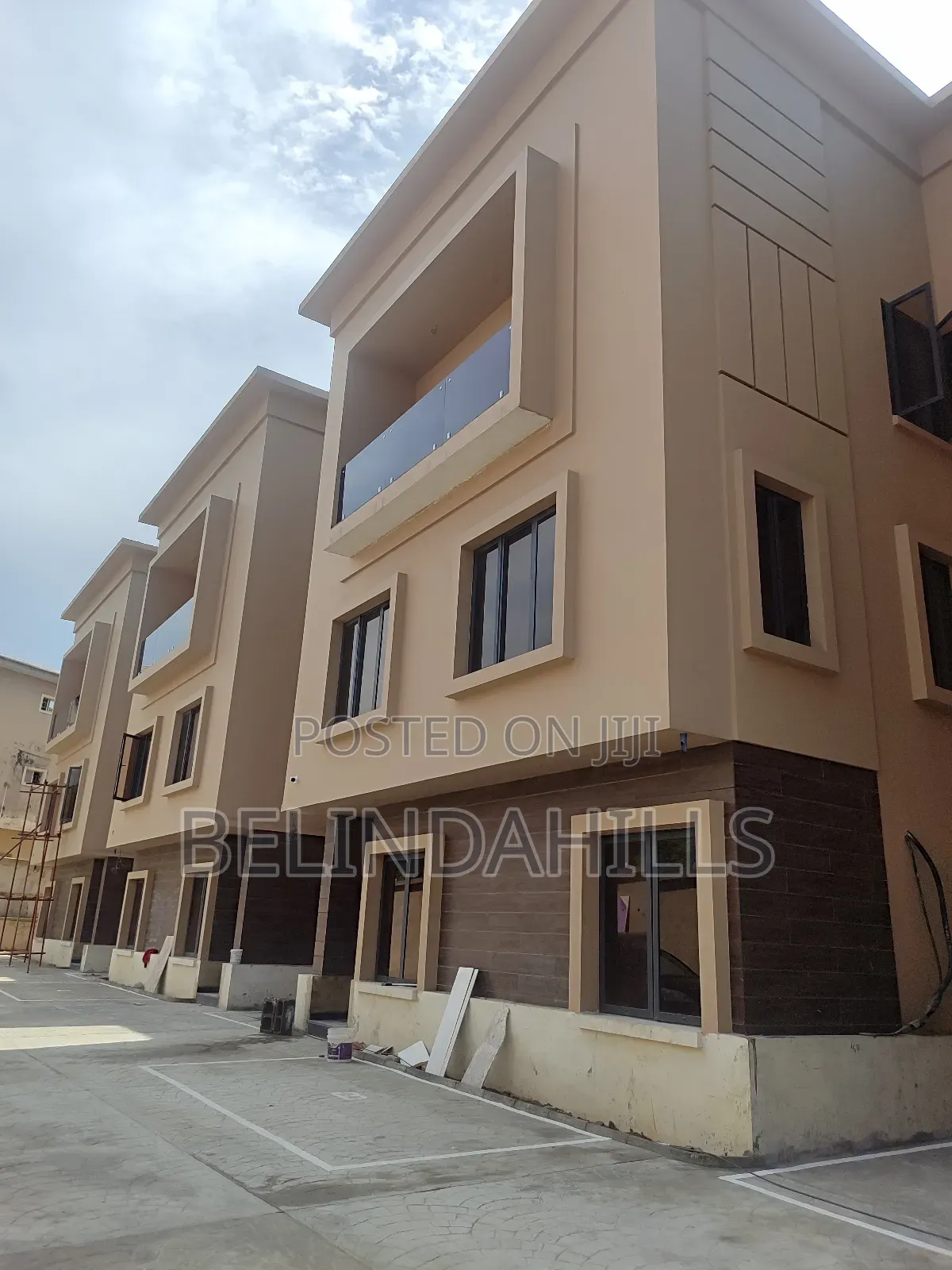 5bdrm Townhouse/Terrace in Utako for sale