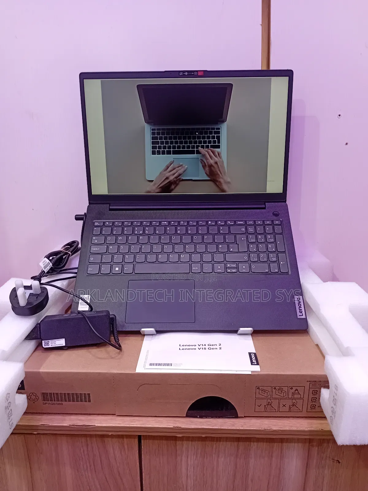 New Laptop Lenovo IdeaPad U300s 8GB Intel Core i3 SSD 512GB