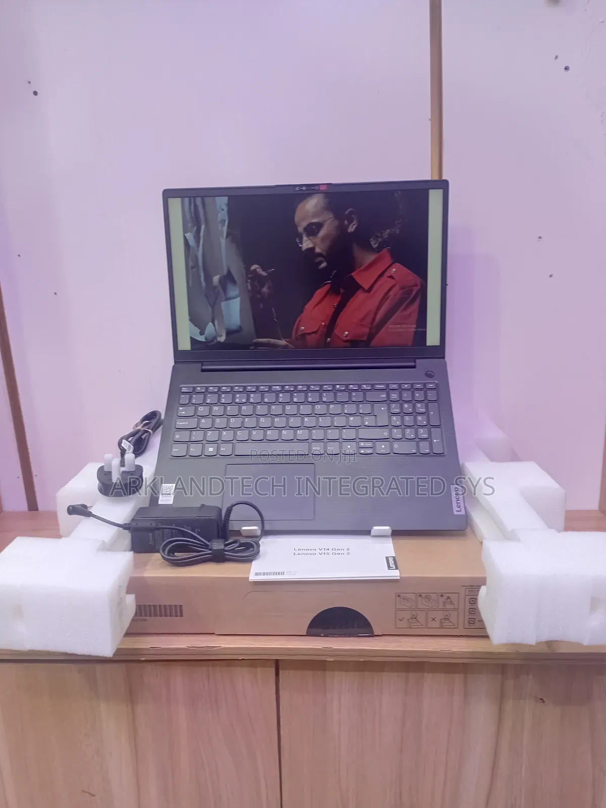 New Laptop Lenovo IdeaPad Y650 8GB Intel Core i3 SSD 256GB