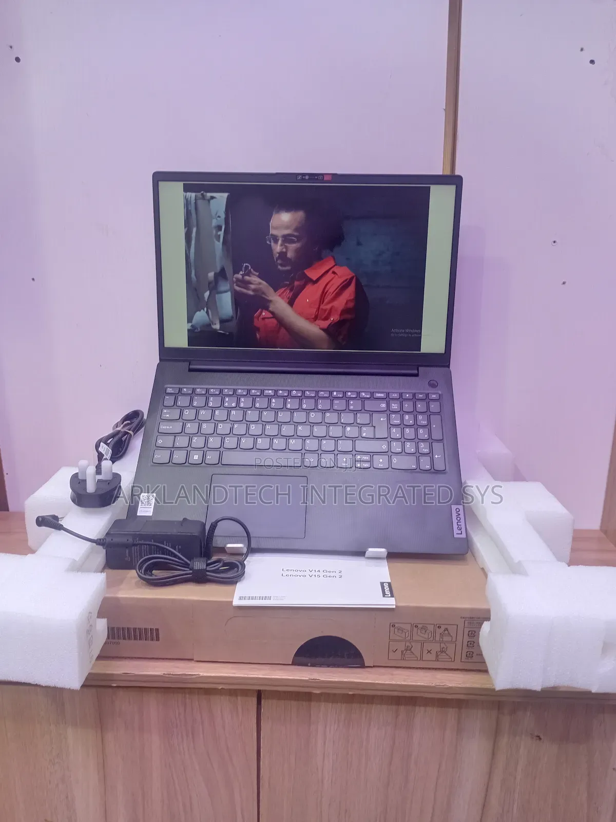 New Laptop Lenovo IdeaPad Y650 8GB Intel Core i3 SSD 256GB