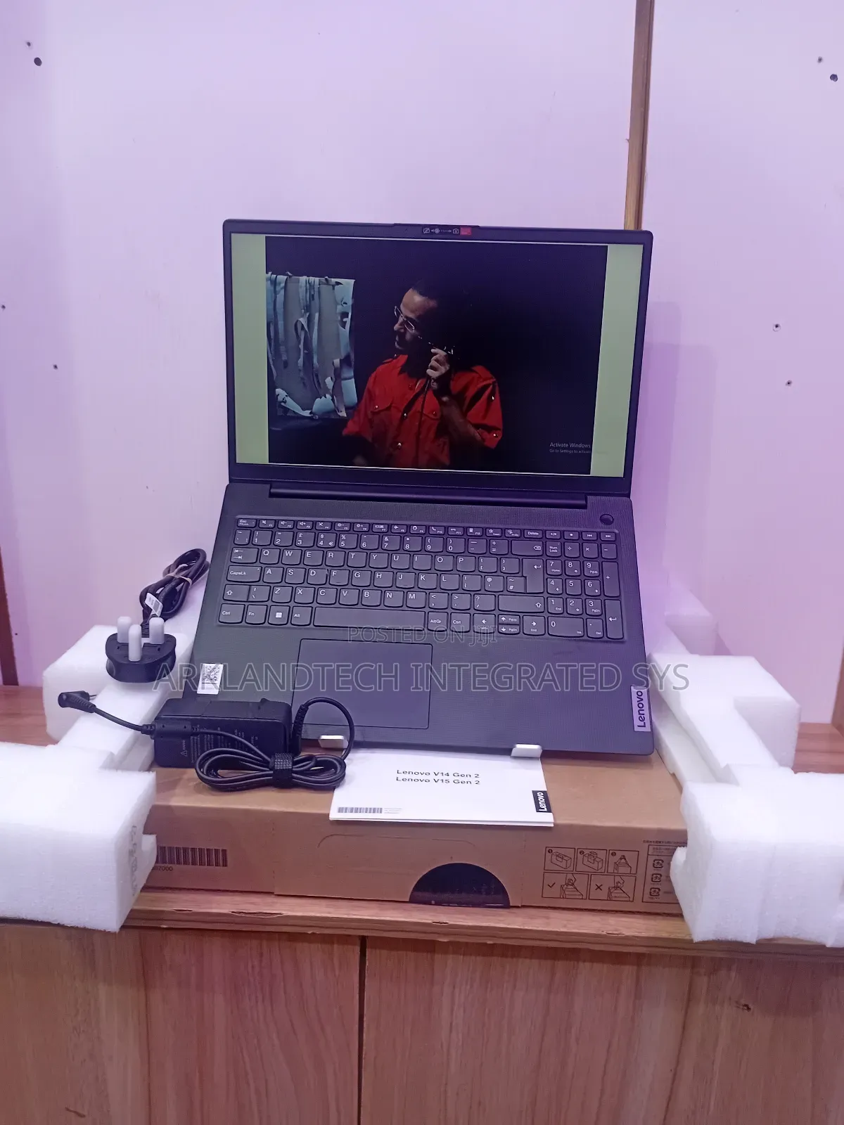 New Laptop Lenovo IdeaPad Y650 8GB Intel Core i3 SSD 256GB