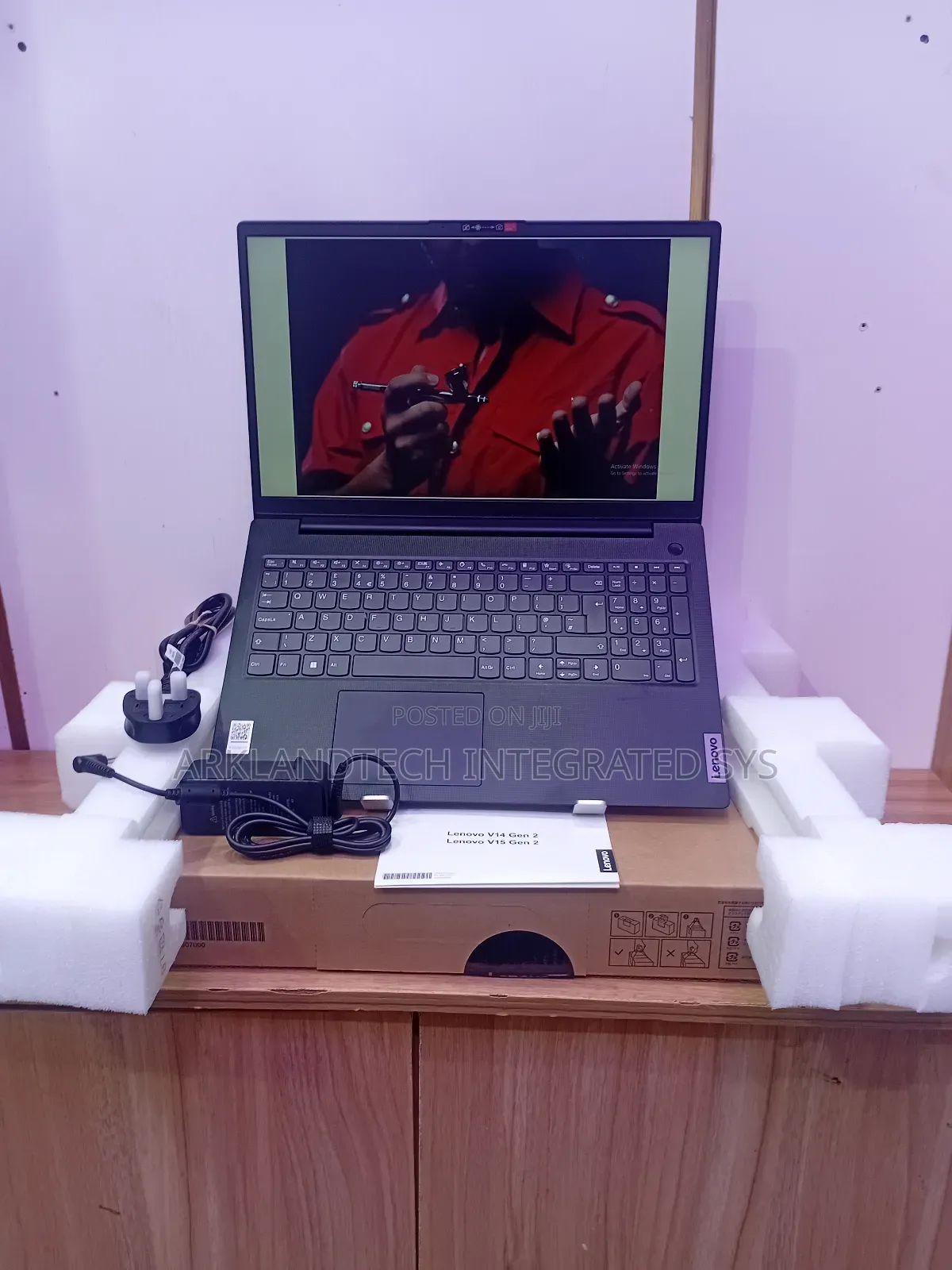 New Laptop Lenovo IdeaPad Y650 8GB Intel Core i3 SSD 256GB