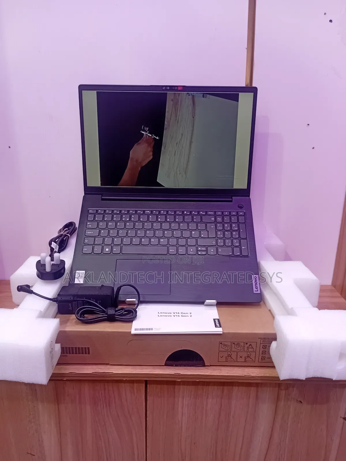 New Laptop Lenovo IdeaPad Y650 8GB Intel Core i3 SSD 256GB
