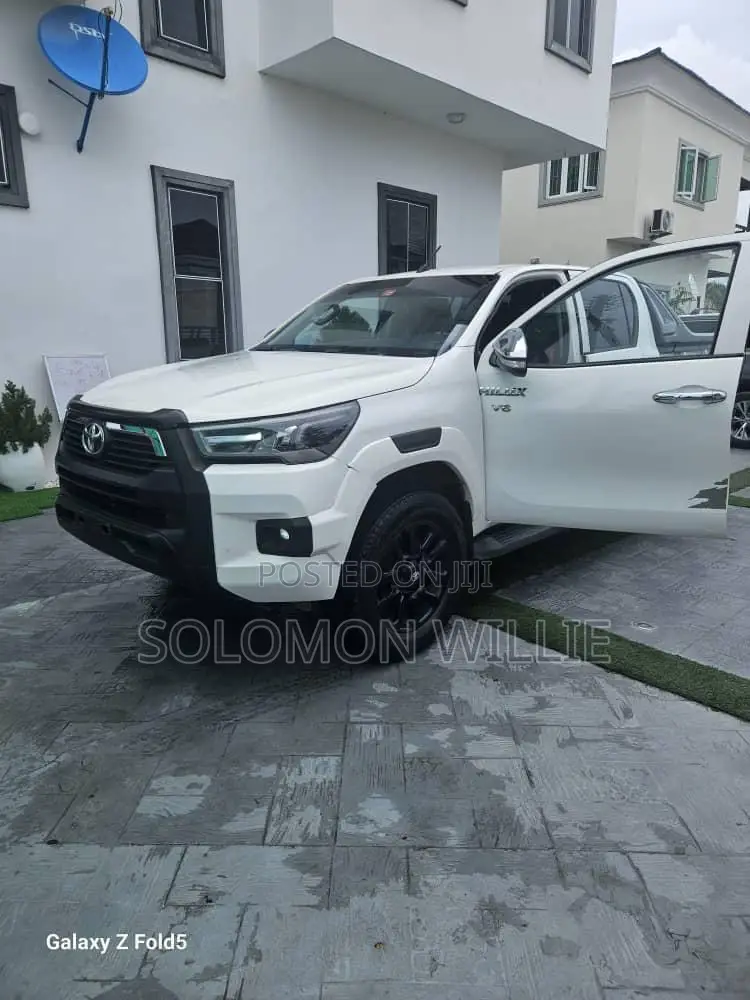 Toyota Hilux 2019 White