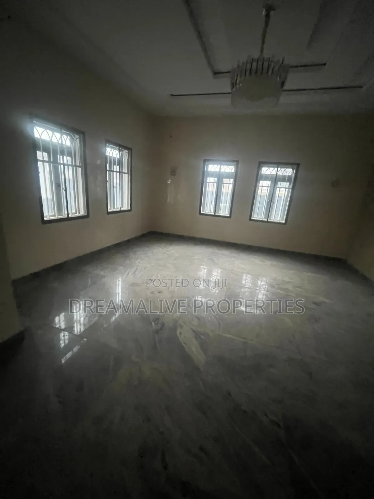 5bdrm Duplex in Estate, Gwarinpa for sale