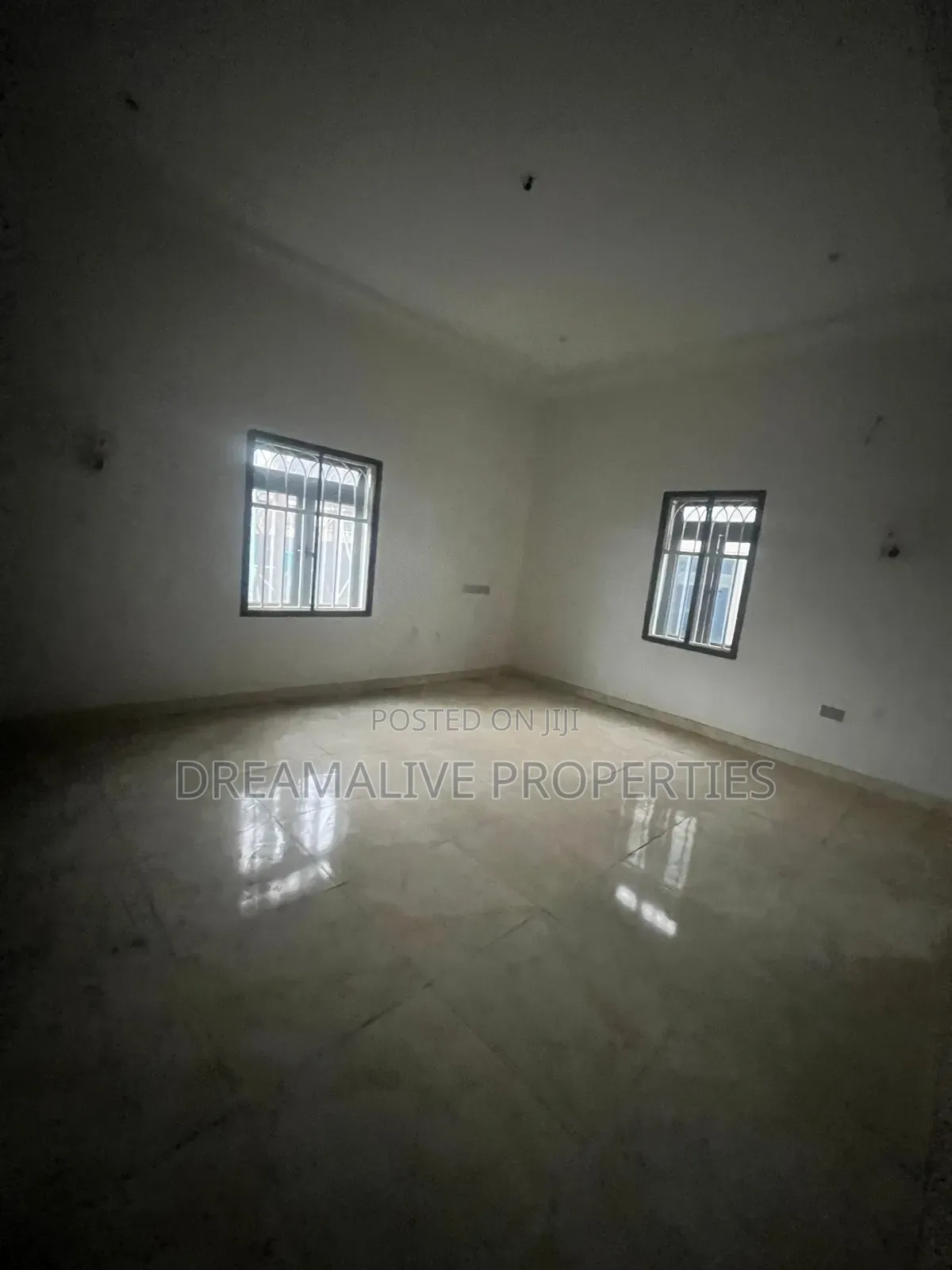 5bdrm Duplex in Estate, Gwarinpa for sale