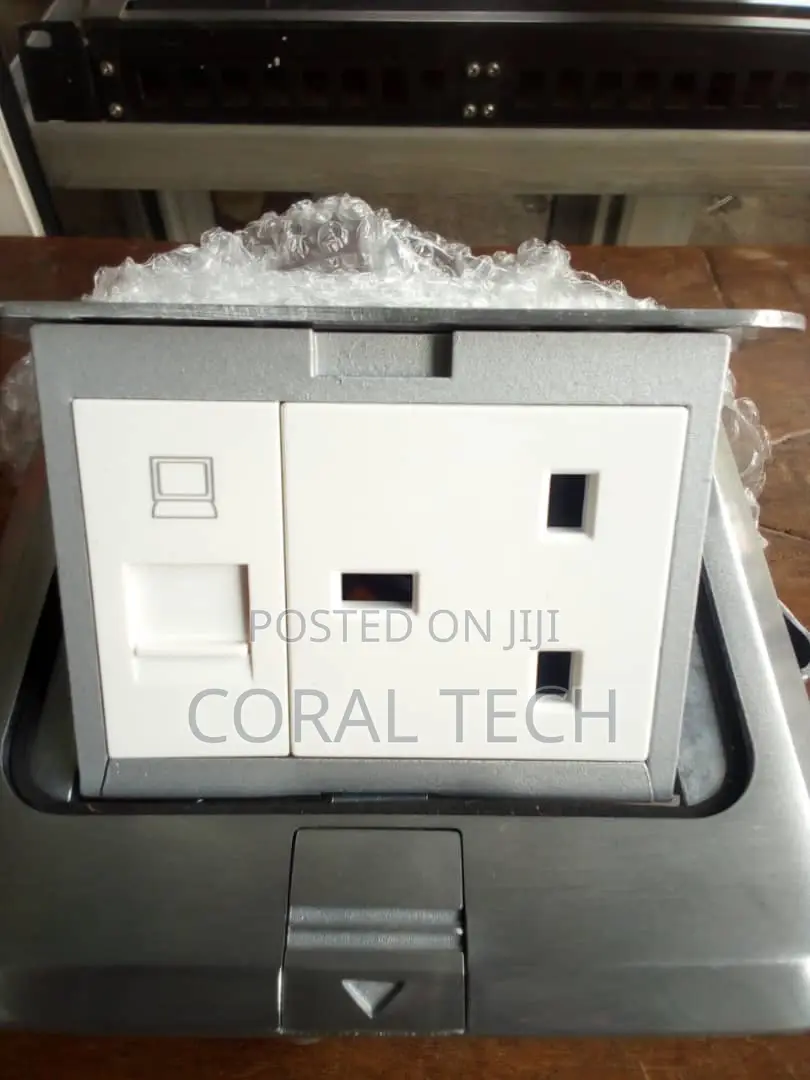 Luxury Single Pop-Up Floor Socket With Universal Socket and Data Port