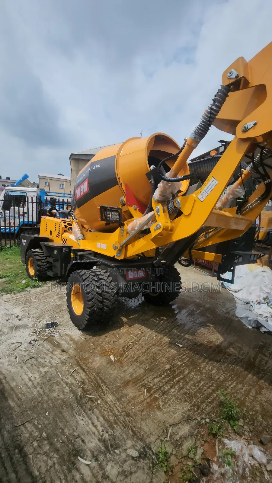 Mobile Selfloader Concrete Mixer Truck 4cubic
