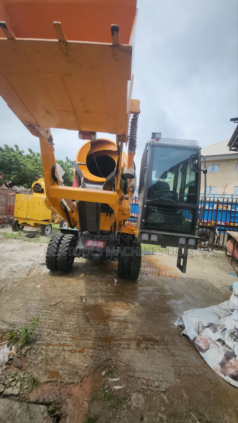 Mobile Selfloader Concrete Mixer Truck 4cubic