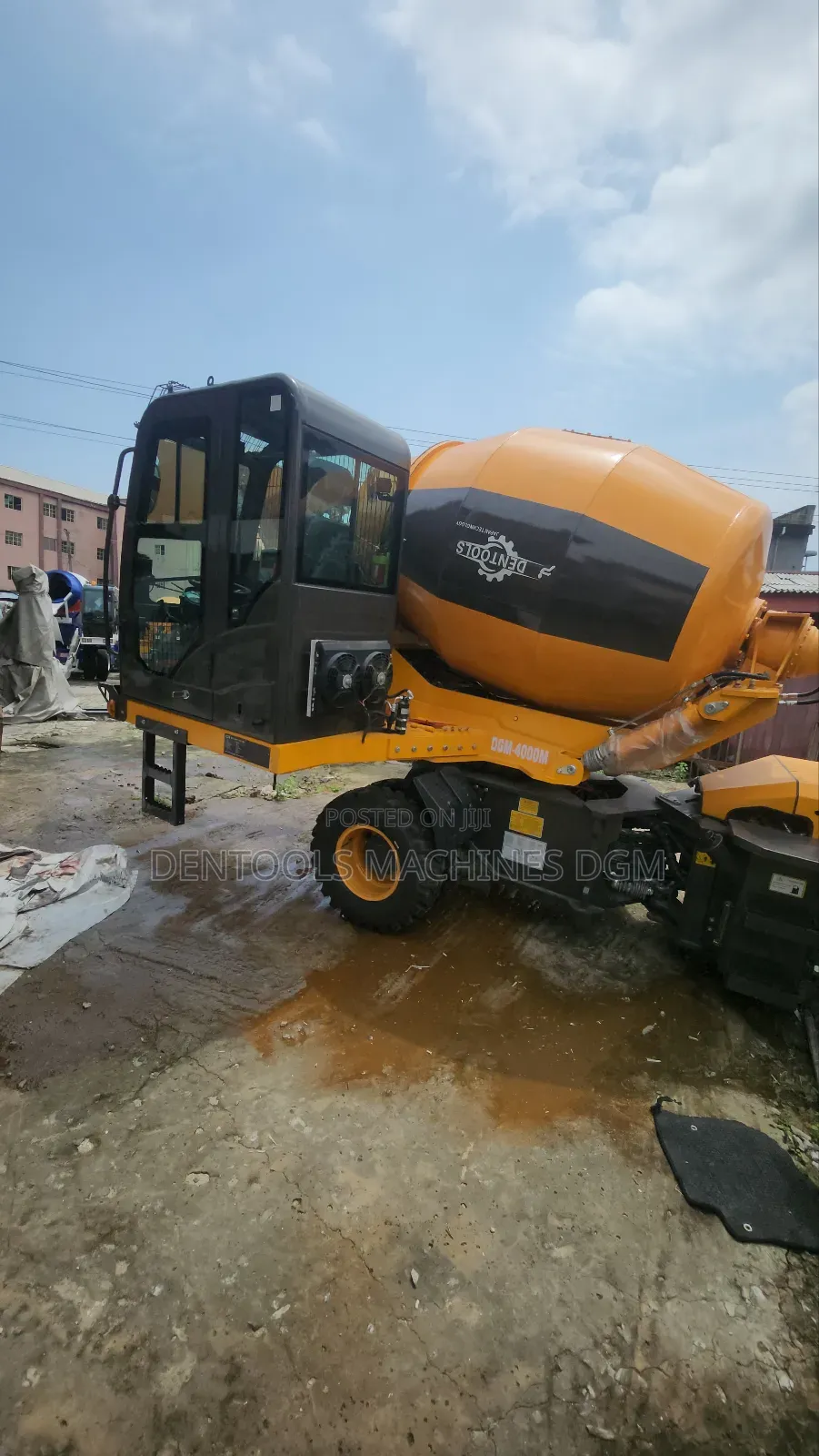 Mobile Selfloader Concrete Mixer Truck 4cubic