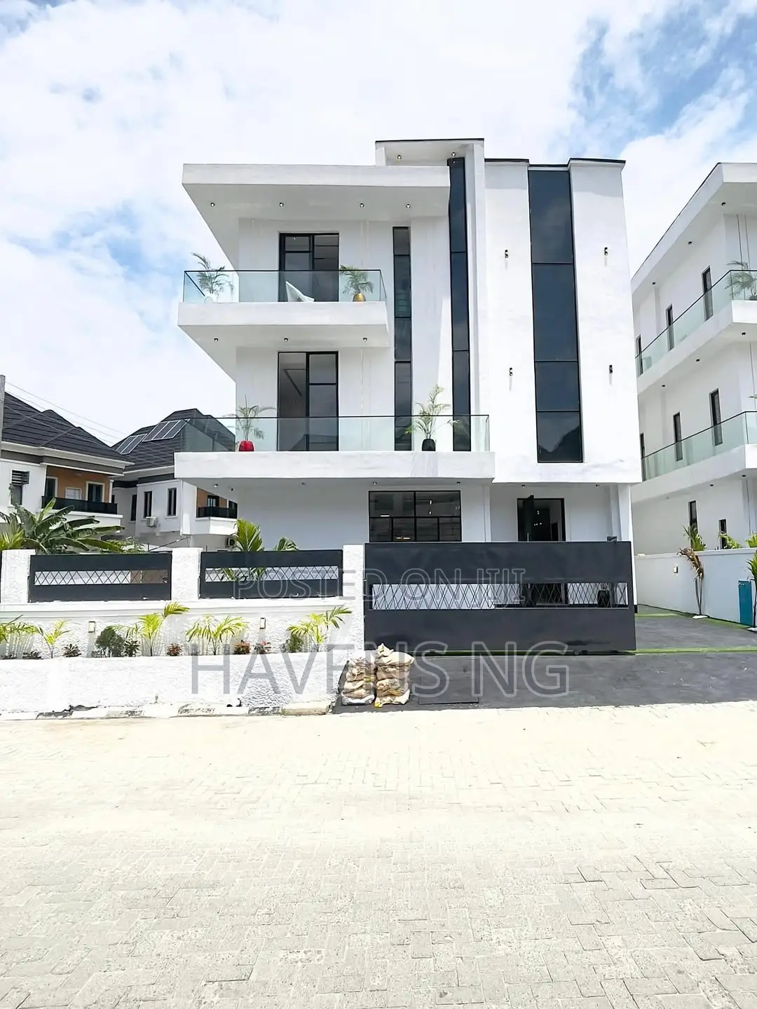 5bdrm Duplex in Chevron for sale