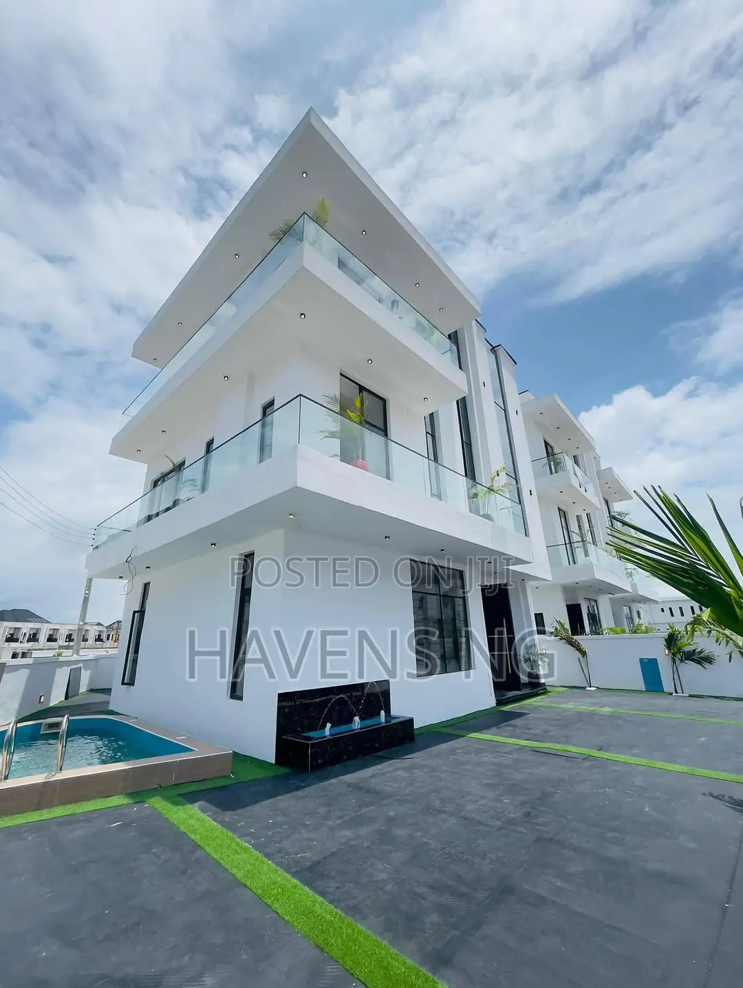 5bdrm Duplex in Chevron for sale