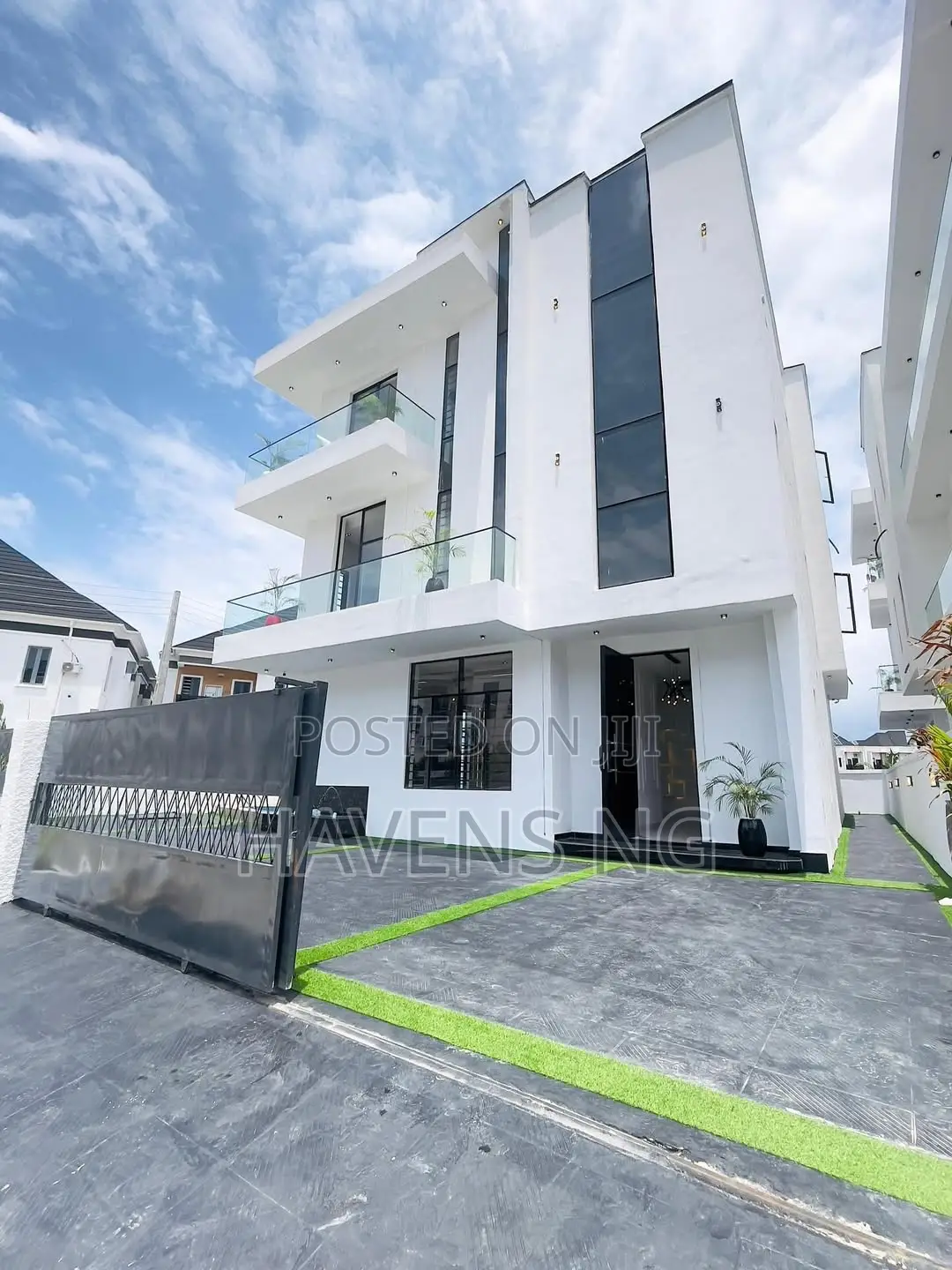 5bdrm Duplex in Chevron for sale