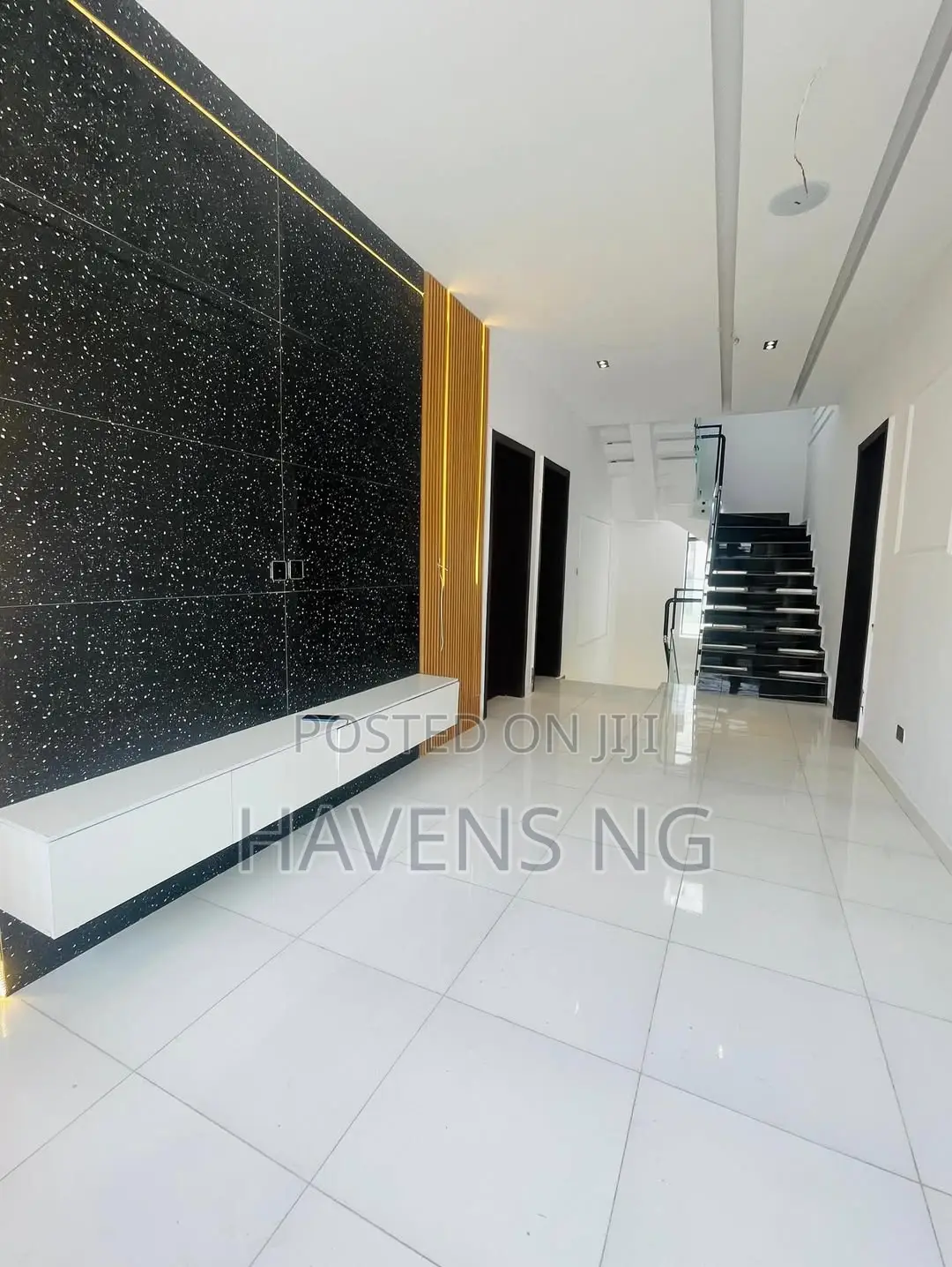 5bdrm Duplex in Chevron for sale