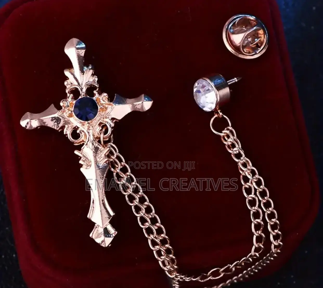 Elegant Men's Cross Brooch With Sparkling Rhinestone