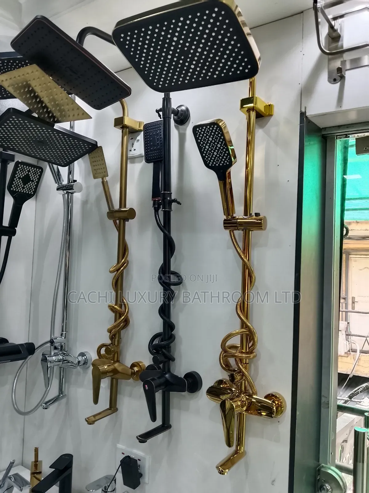 Un Standard Black,Gold Shower Set