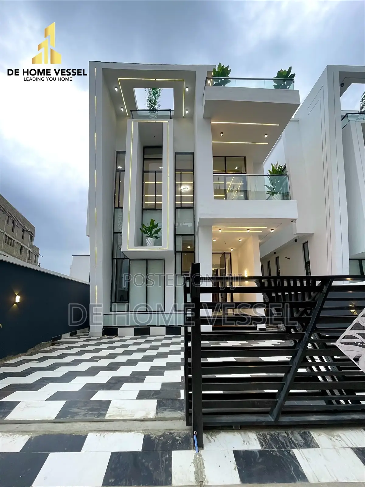 5bdrm Duplex in Chevron for sale