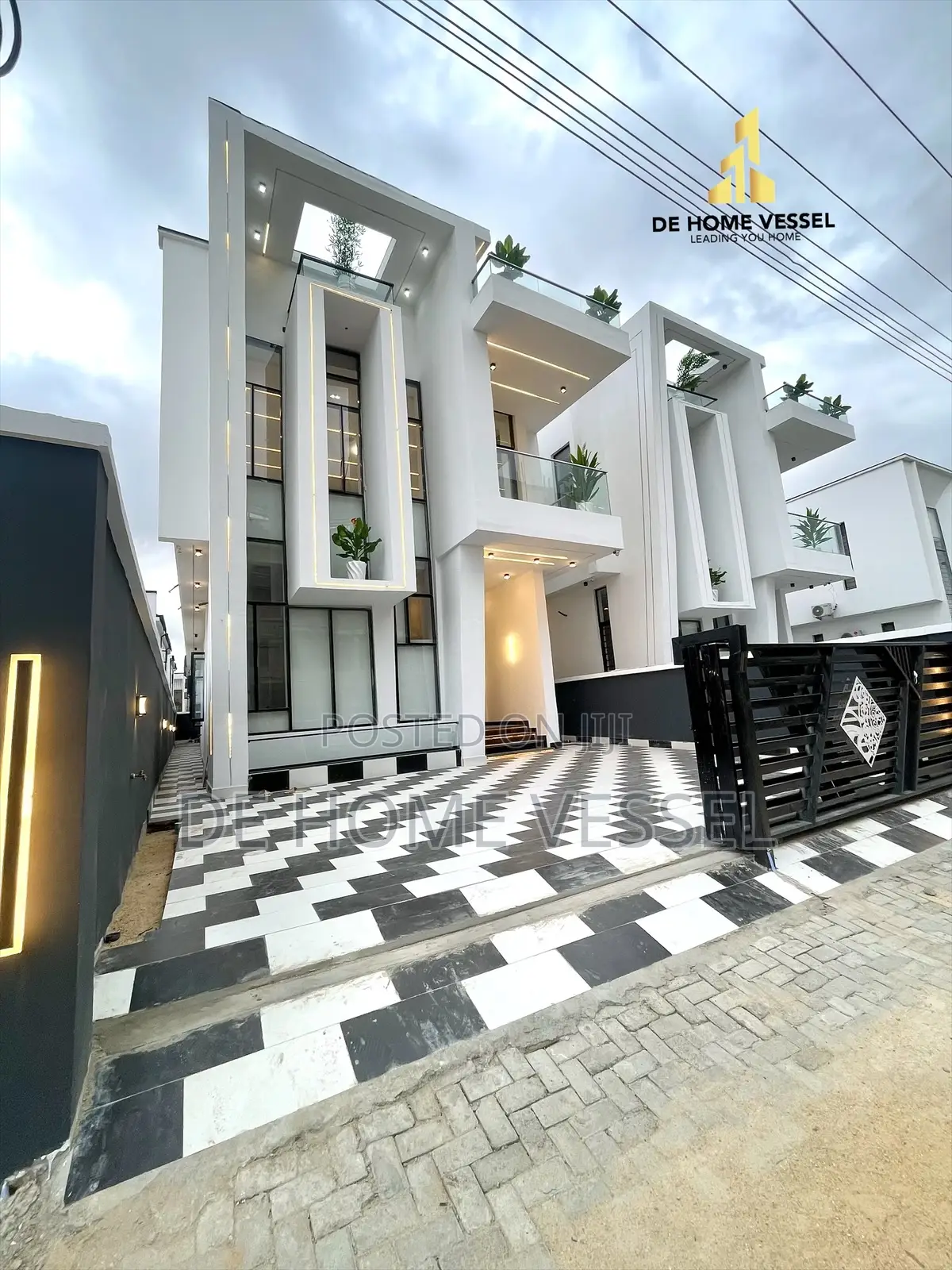 5bdrm Duplex in Chevron for sale
