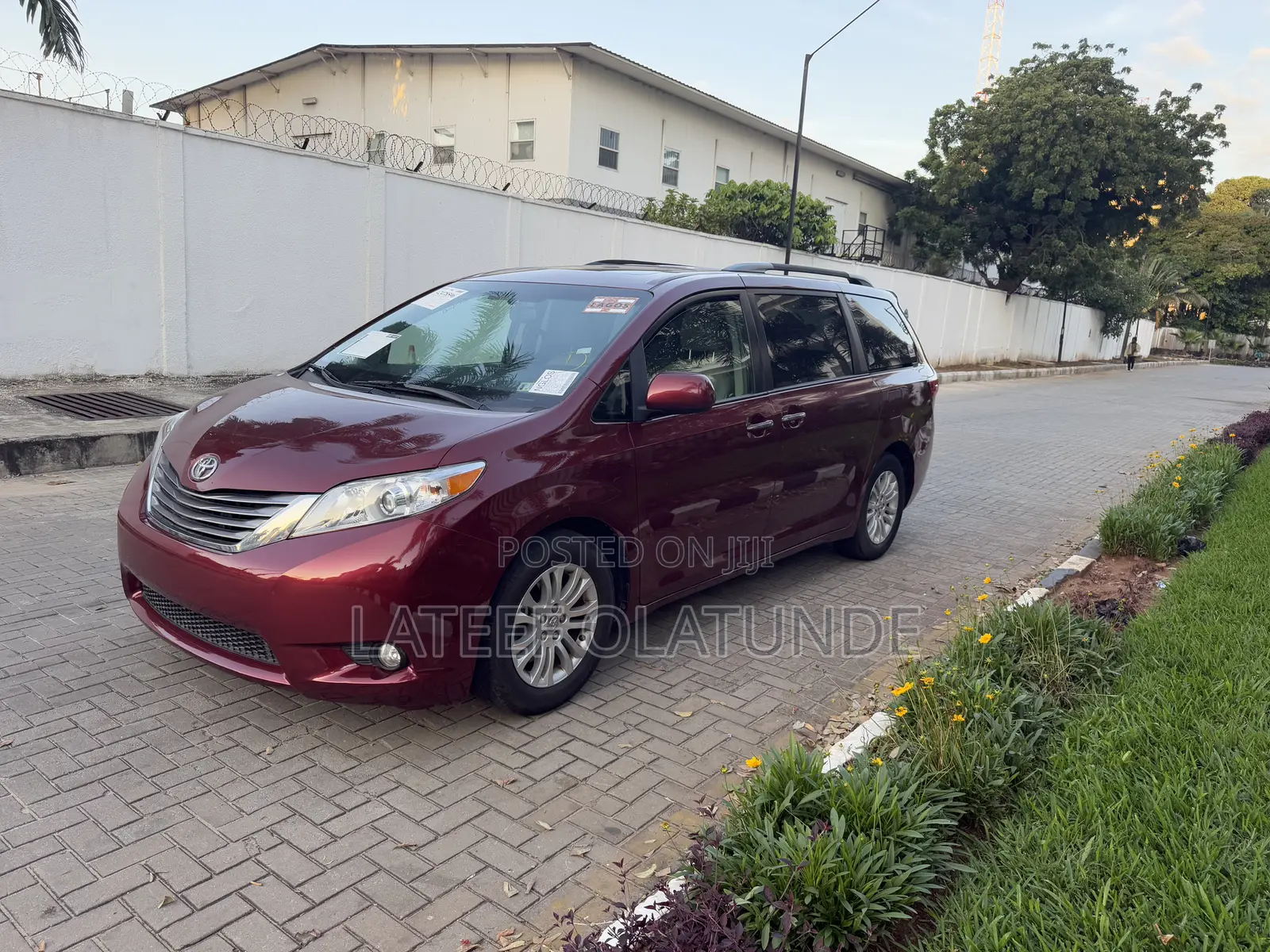 Toyota Sienna XLE 8 Passenger (3.5L 6cyl 8A) 2017 Maroon