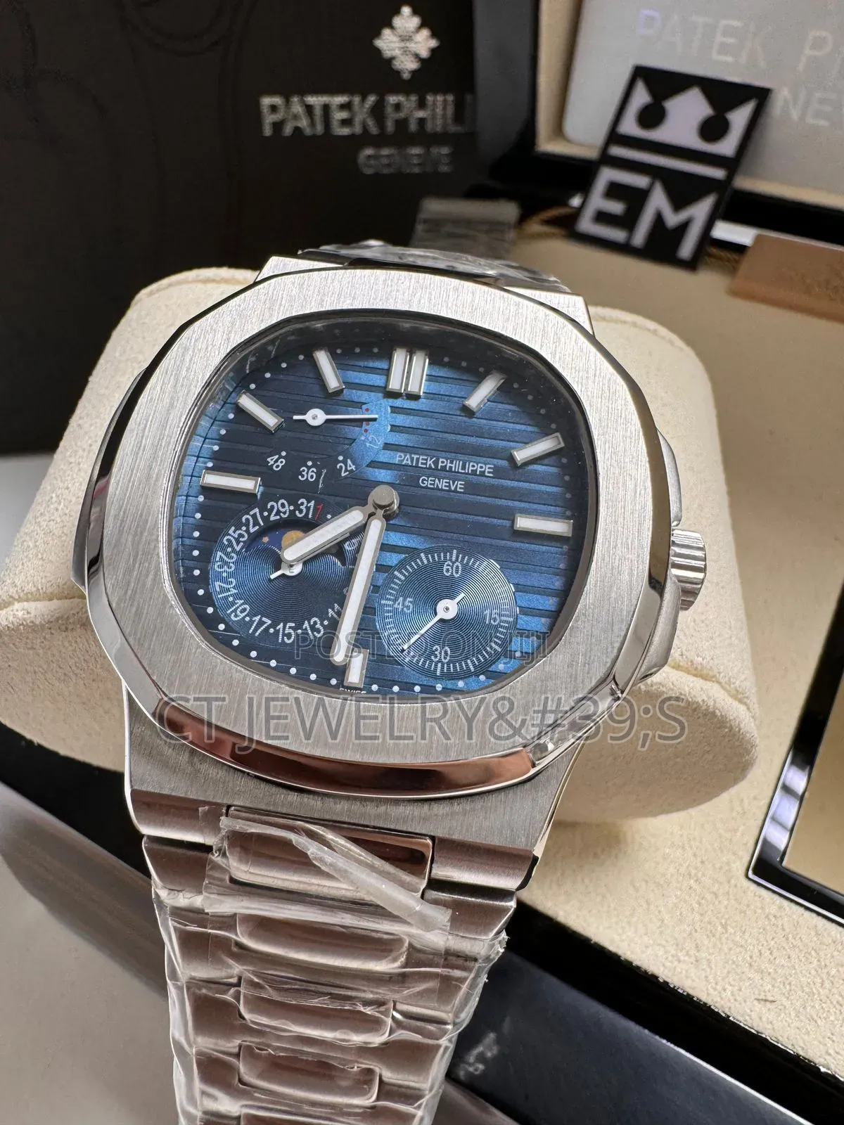 Patek P Nautilus 5712 Blue Dial Moon Phase Silver High Grade