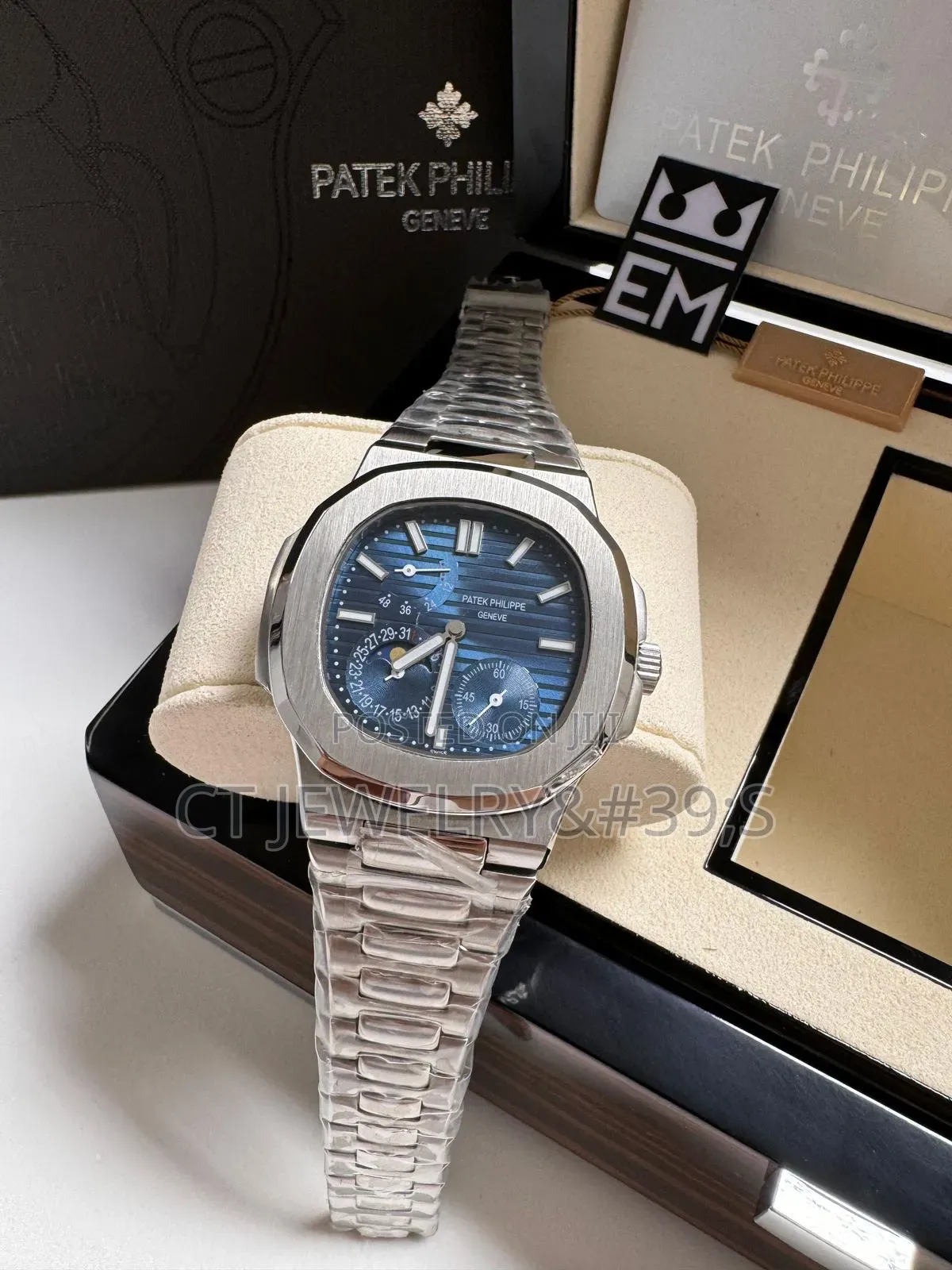 Patek P Nautilus 5712 Blue Dial Moon Phase Silver High Grade