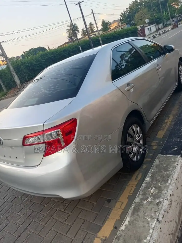 Toyota Camry LE 4dr Sedan (2.5L 4cyl 6A) 2014 Silver