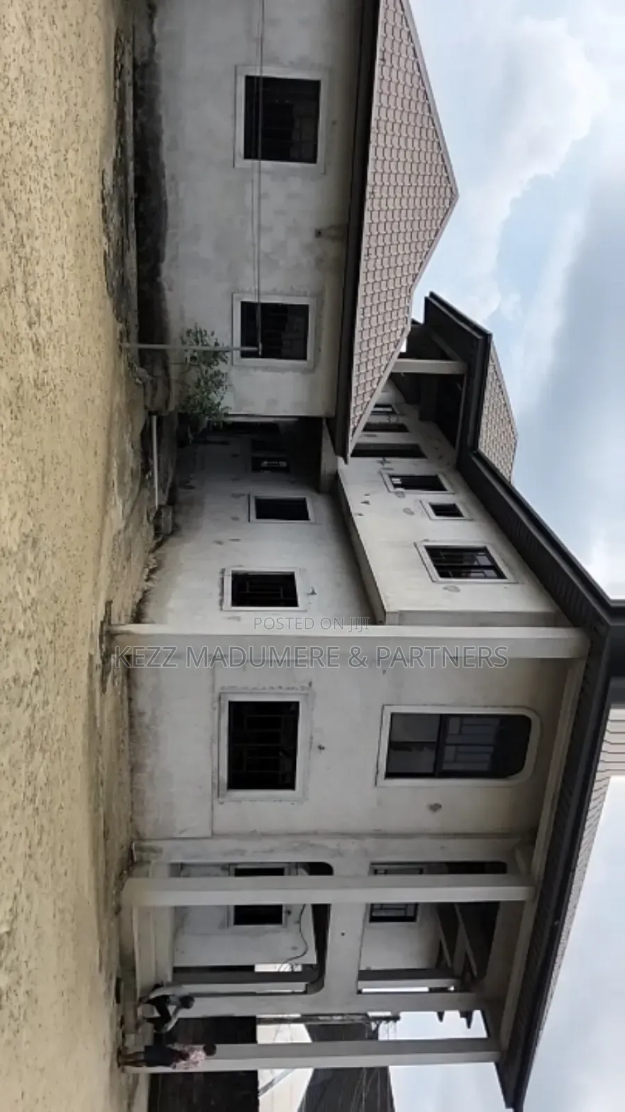 5bdrm Duplex in Off Sars Rd,Near for sale