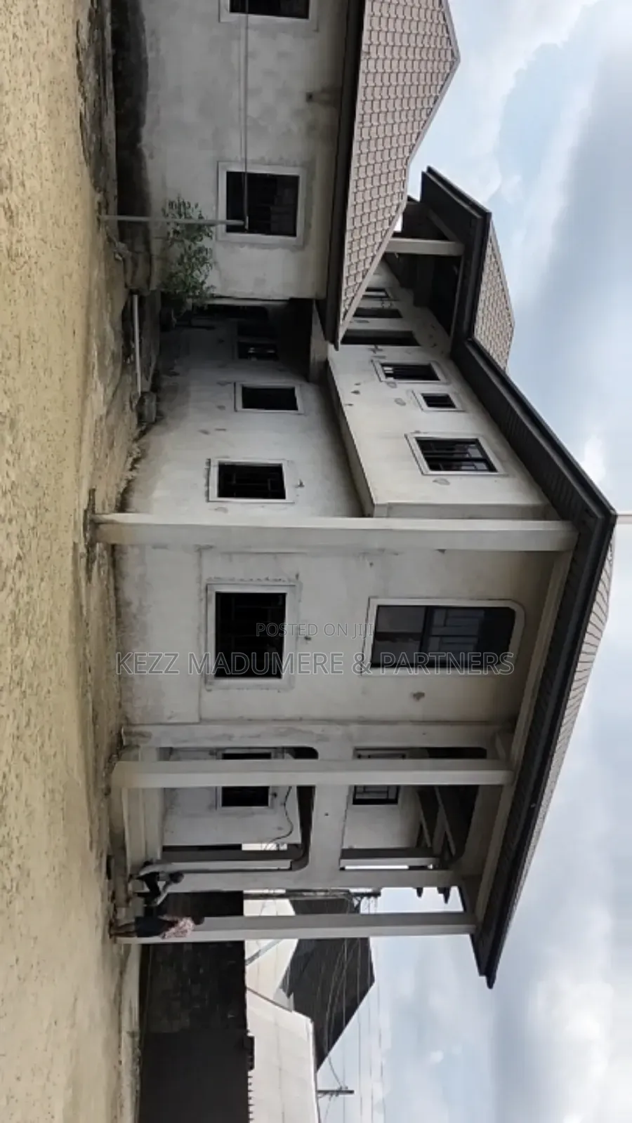 5bdrm Duplex in Off Sars Rd,Near for sale