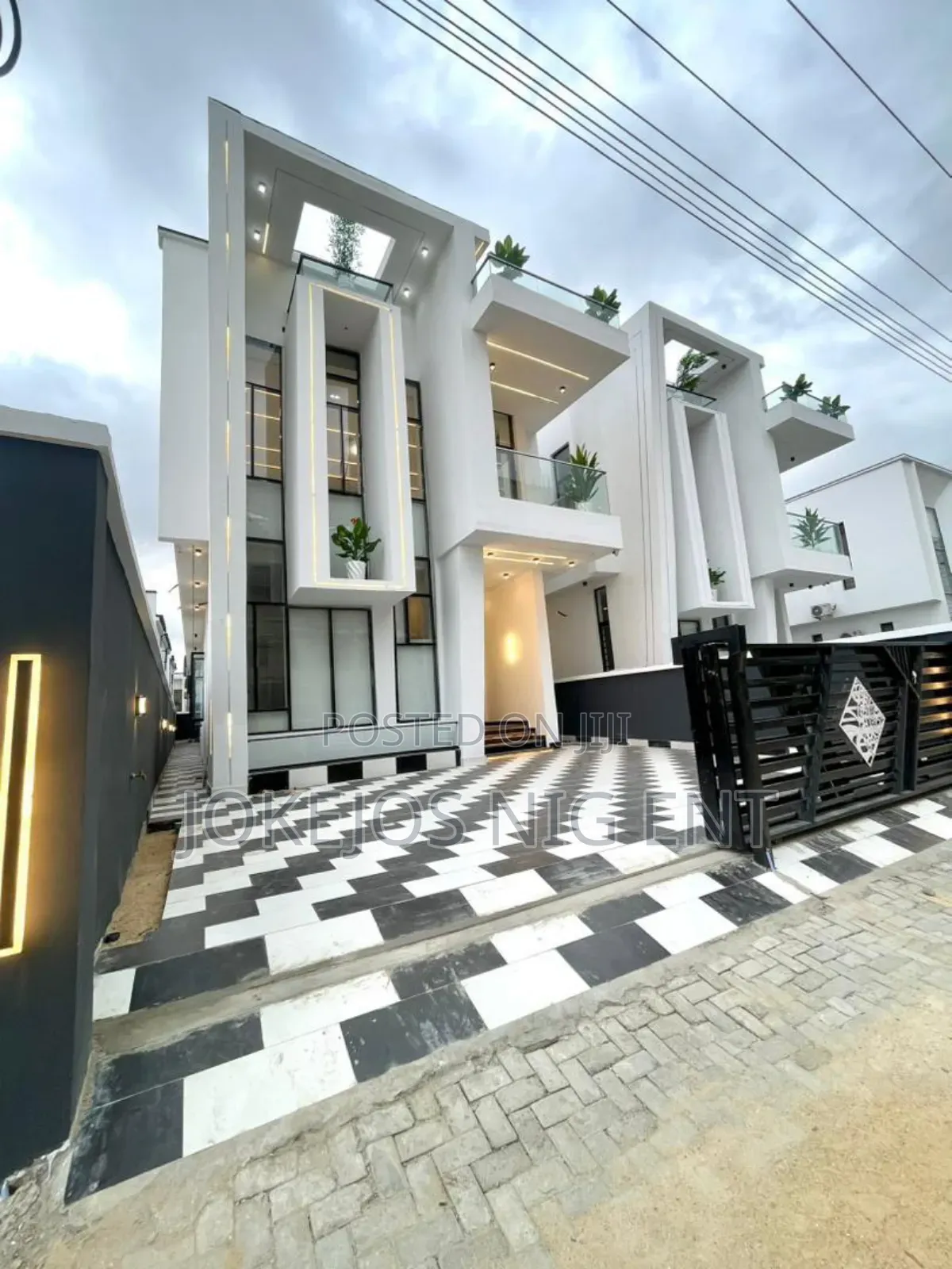 5bdrm Duplex in Chevron Drive for sale