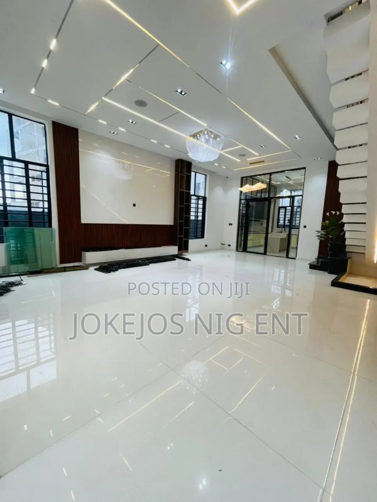 5bdrm Duplex in Chevron Drive for sale