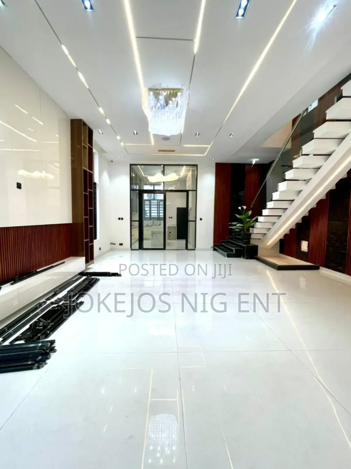 5bdrm Duplex in Chevron Drive for sale