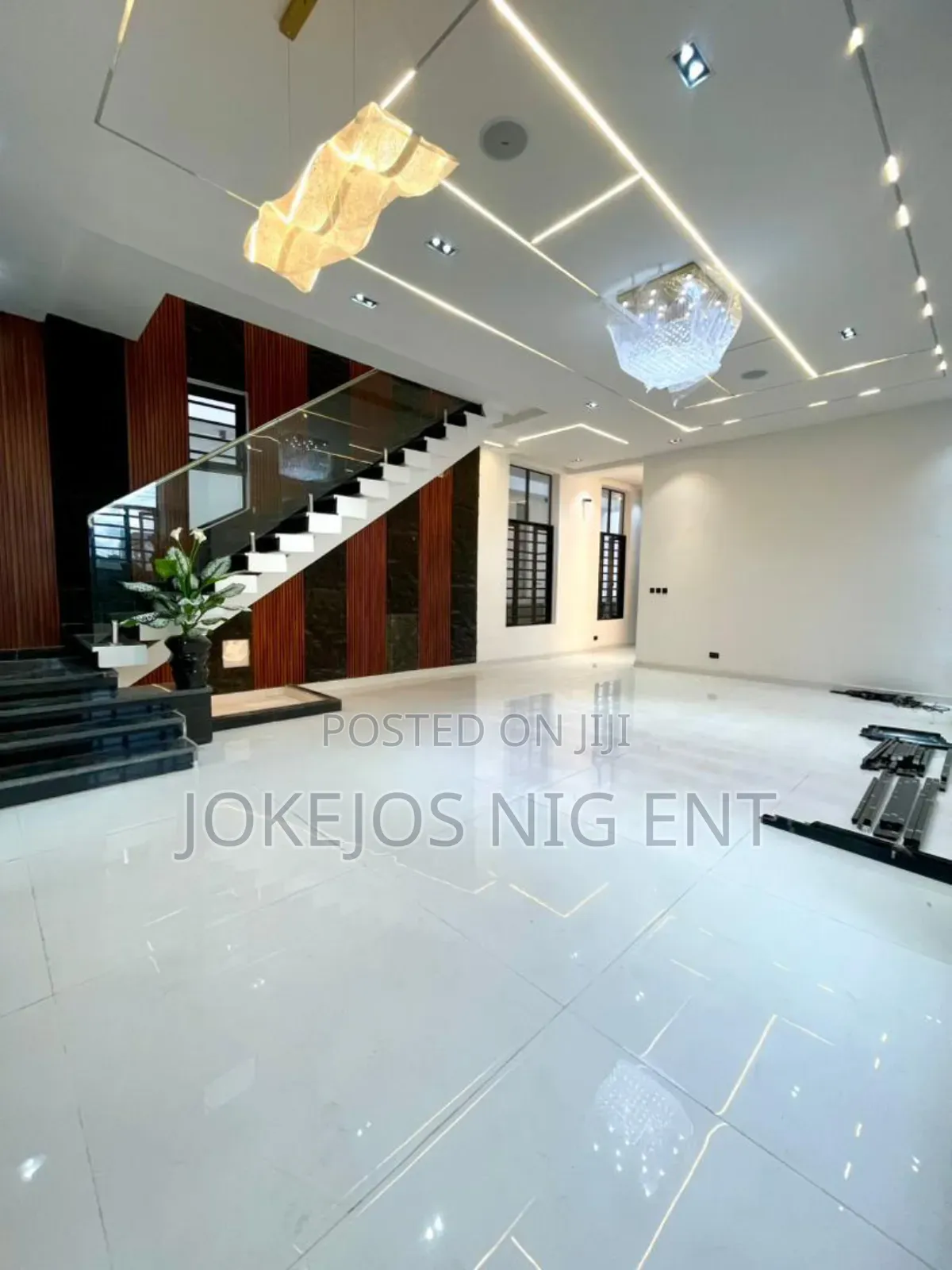 5bdrm Duplex in Chevron Drive for sale