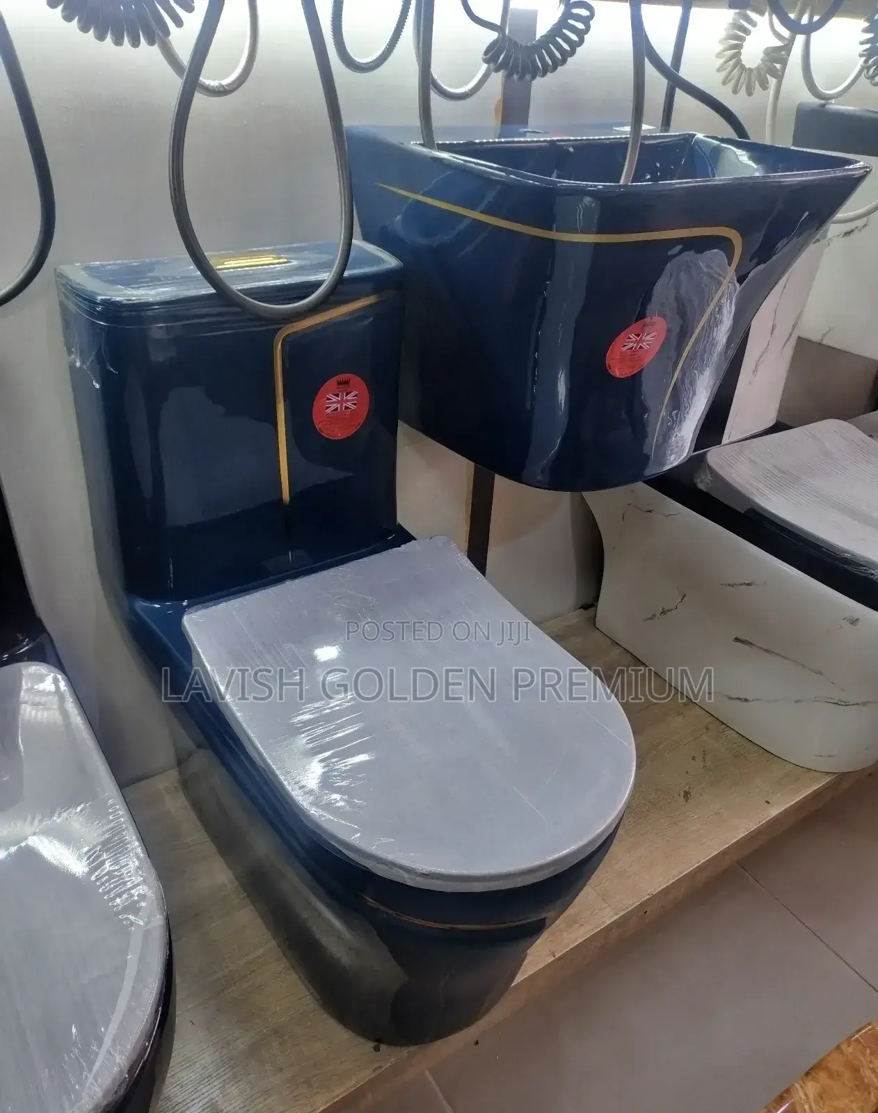 Blue Luxury Toilet Seat With Hanging Basin
