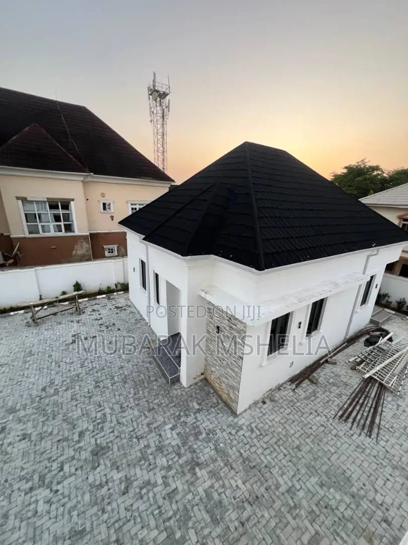 5bdrm Duplex in Gwarinpa for sale
