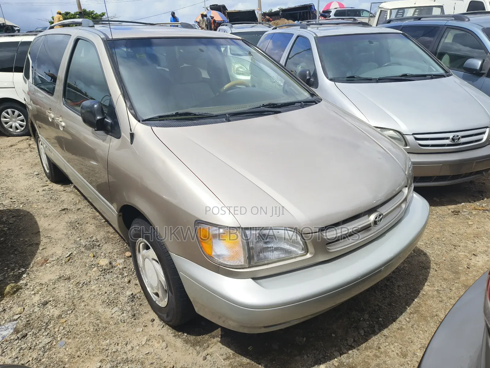 Toyota Sienna XLE & 1 hatch 2000 Gold