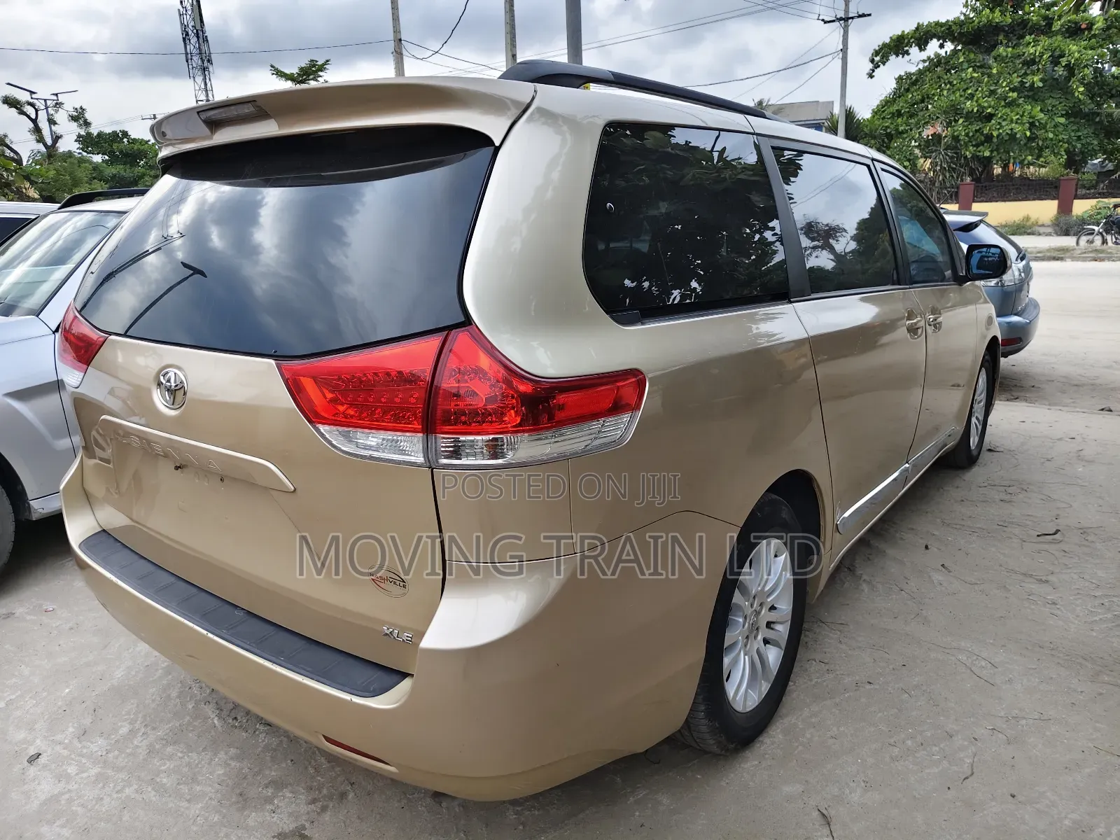 Toyota Sienna XLE AWD 7-Passenger 2013 Gold