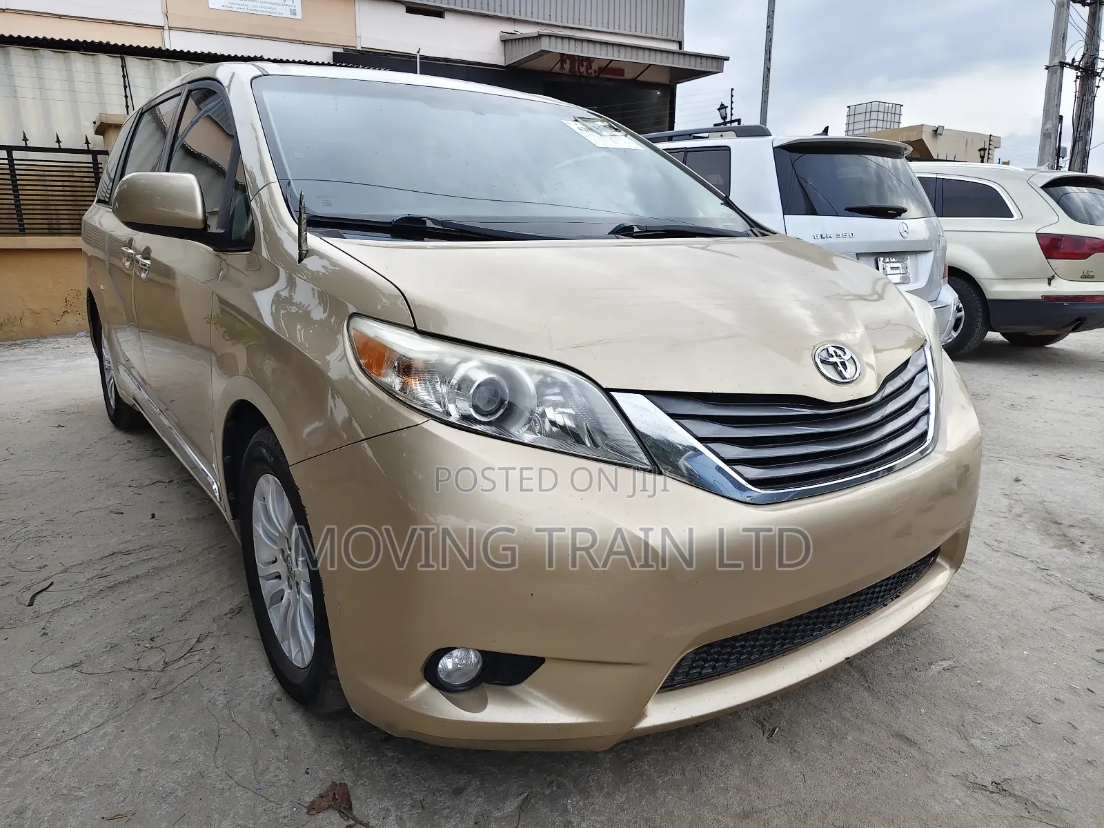 Toyota Sienna XLE AWD 7-Passenger 2013 Gold