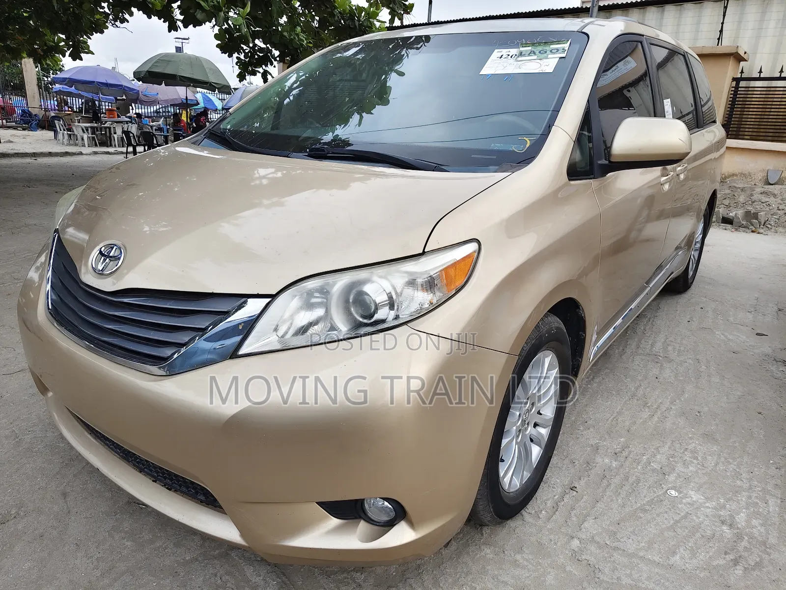 Toyota Sienna XLE AWD 7-Passenger 2013 Gold