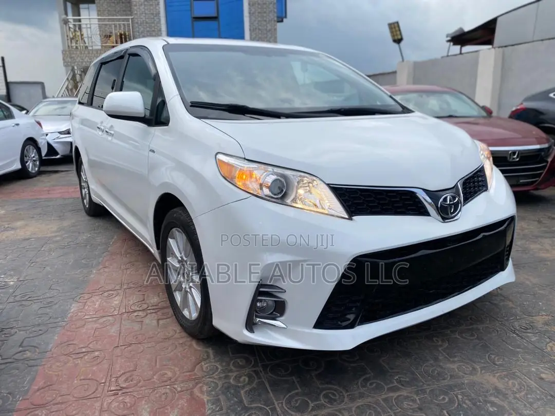 Toyota Sienna XLE 7 Passenger (3.5L 6cyl 8A) 2017 White