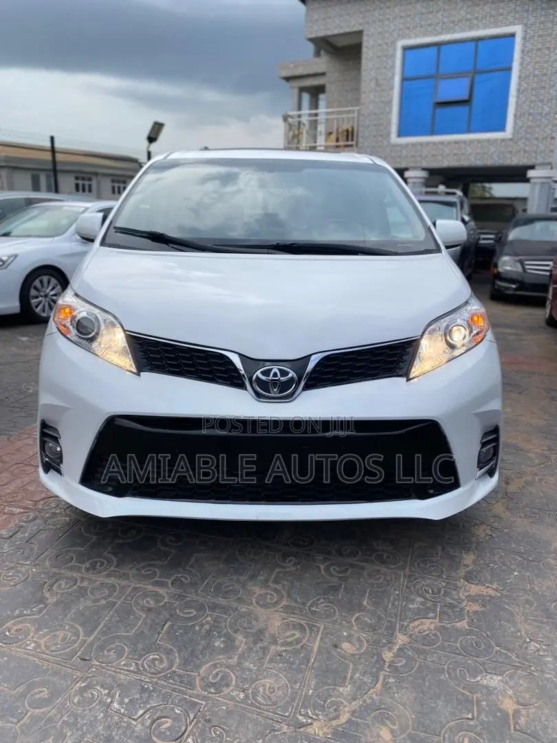 Toyota Sienna XLE 7 Passenger (3.5L 6cyl 8A) 2017 White