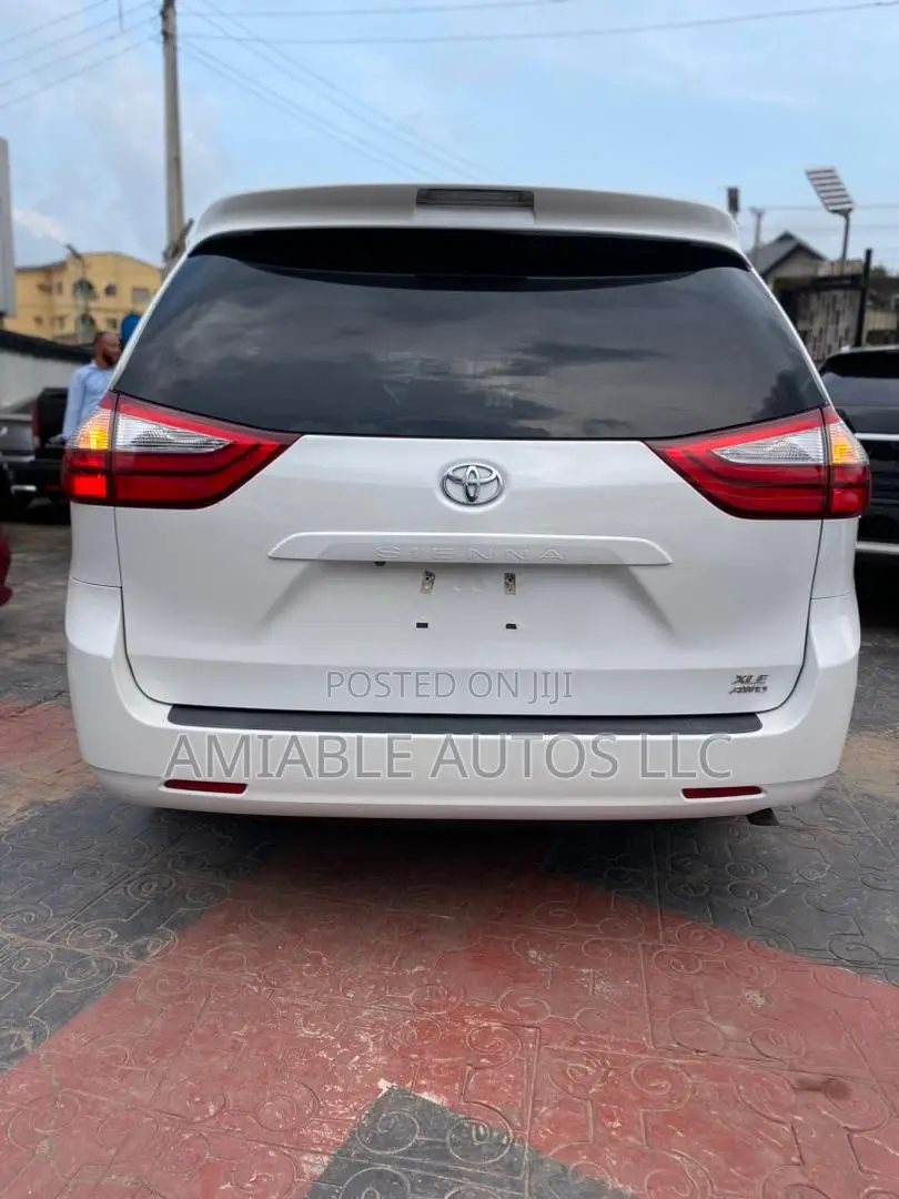 Toyota Sienna XLE 7 Passenger (3.5L 6cyl 8A) 2017 White