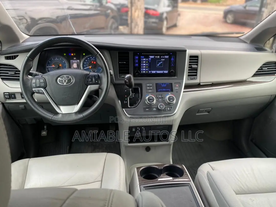 Toyota Sienna XLE 7 Passenger (3.5L 6cyl 8A) 2017 White