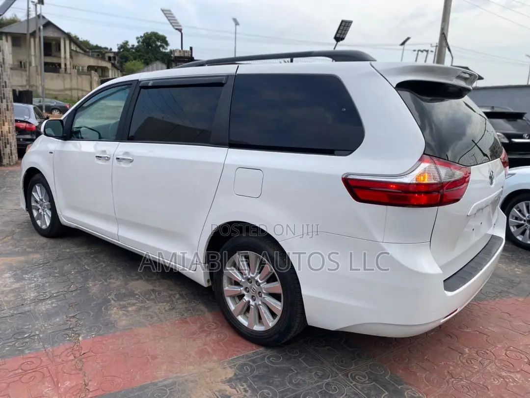 Toyota Sienna XLE 7 Passenger (3.5L 6cyl 8A) 2017 White
