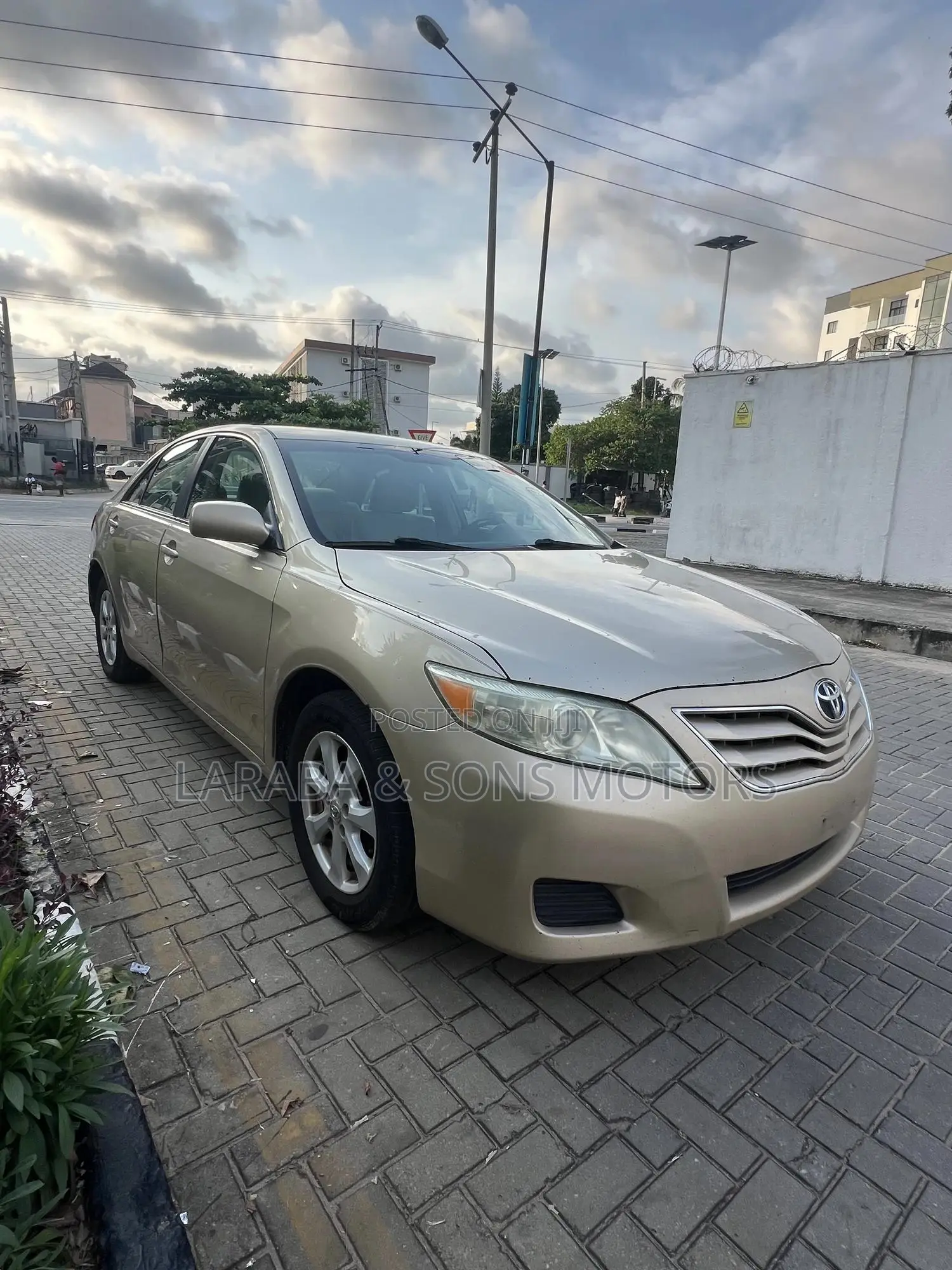 Toyota Camry LE 4dr Sedan (2.5L 4cyl 6A) 2011 Gold