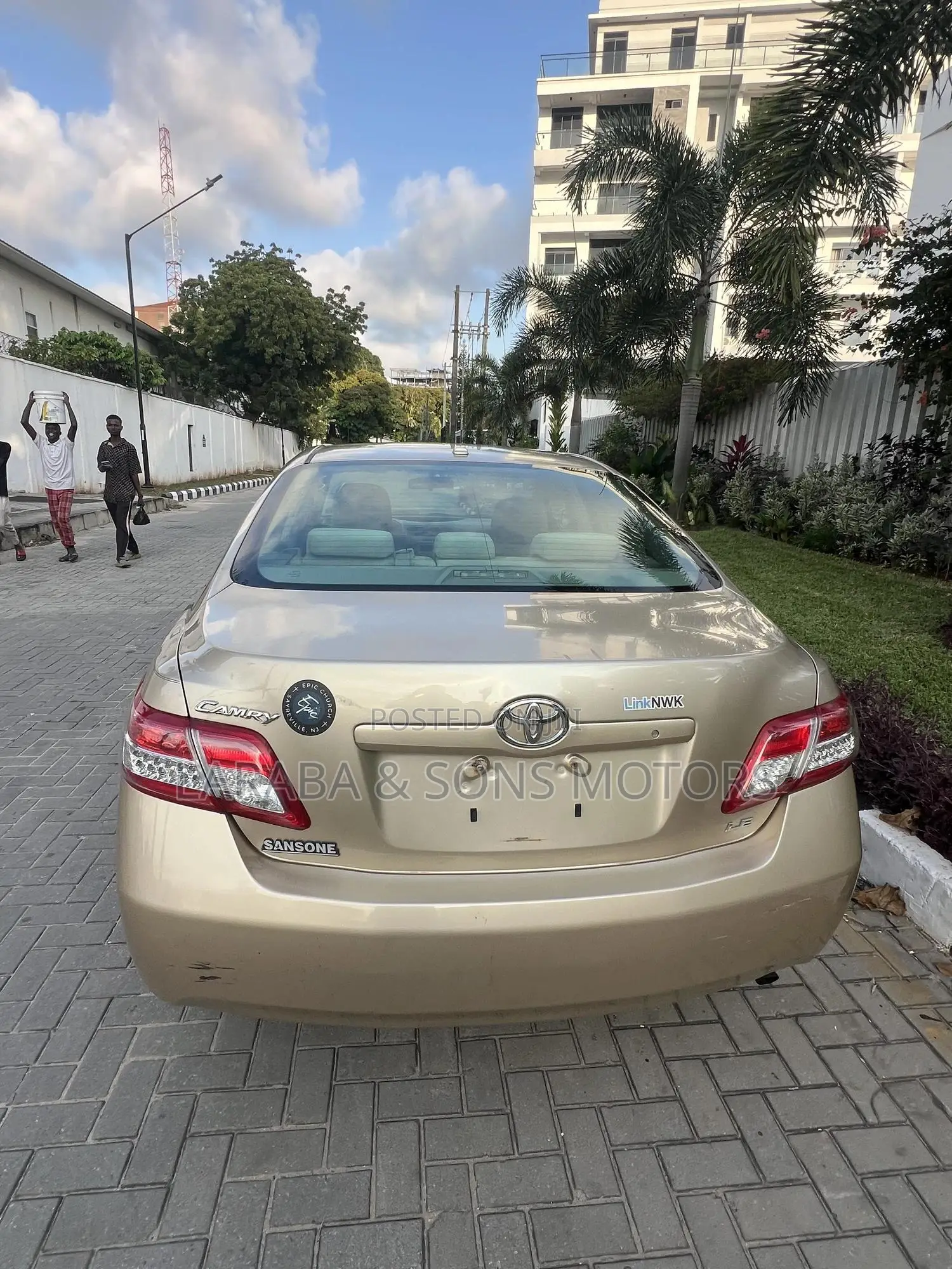 Toyota Camry LE 4dr Sedan (2.5L 4cyl 6A) 2011 Gold