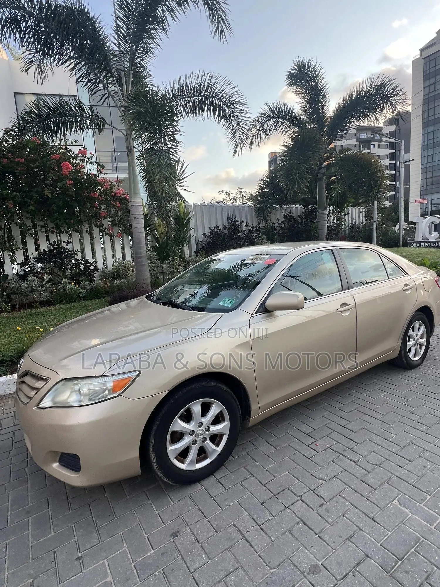 Toyota Camry LE 4dr Sedan (2.5L 4cyl 6A) 2011 Gold