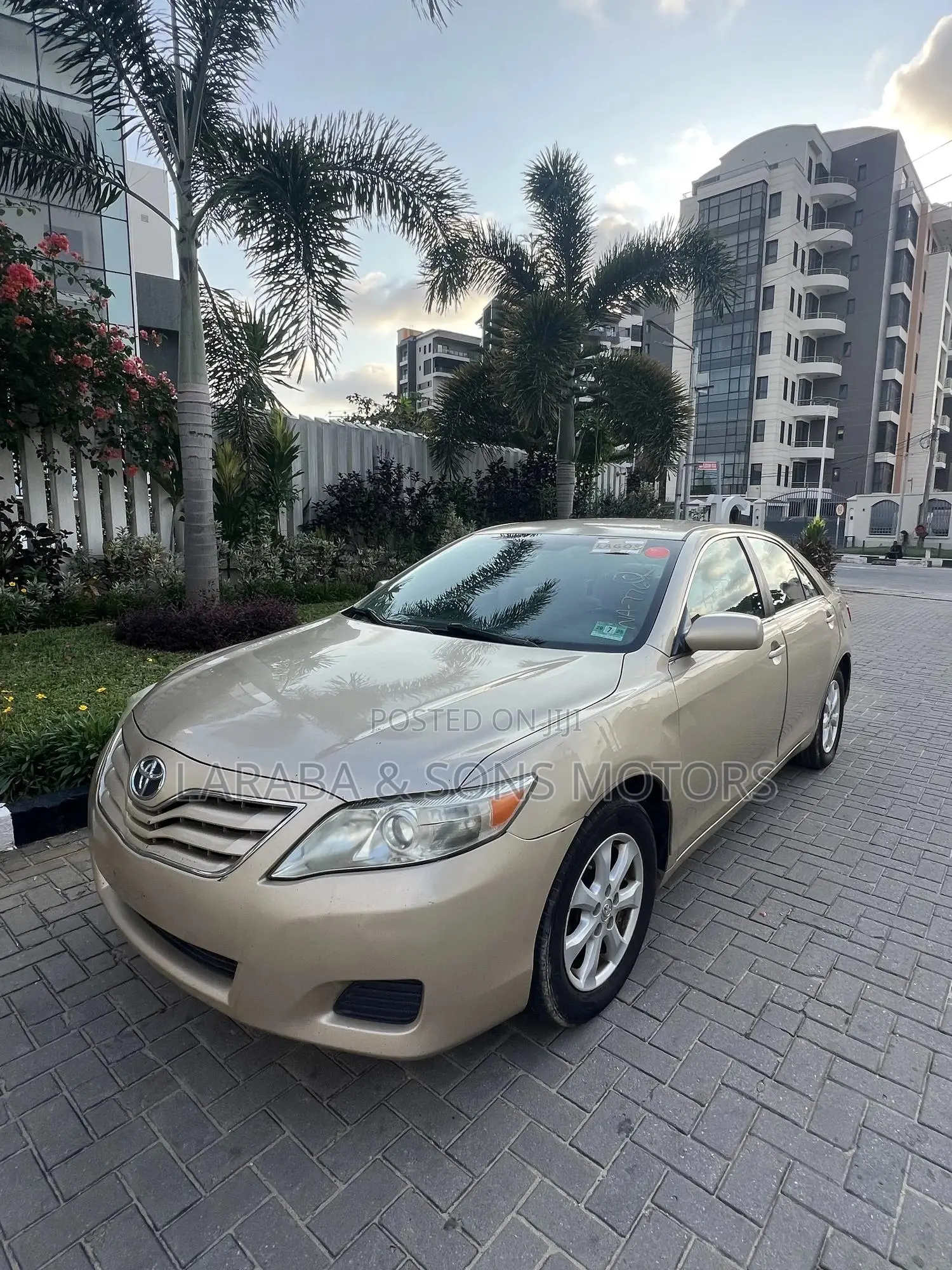 Toyota Camry LE 4dr Sedan (2.5L 4cyl 6A) 2011 Gold