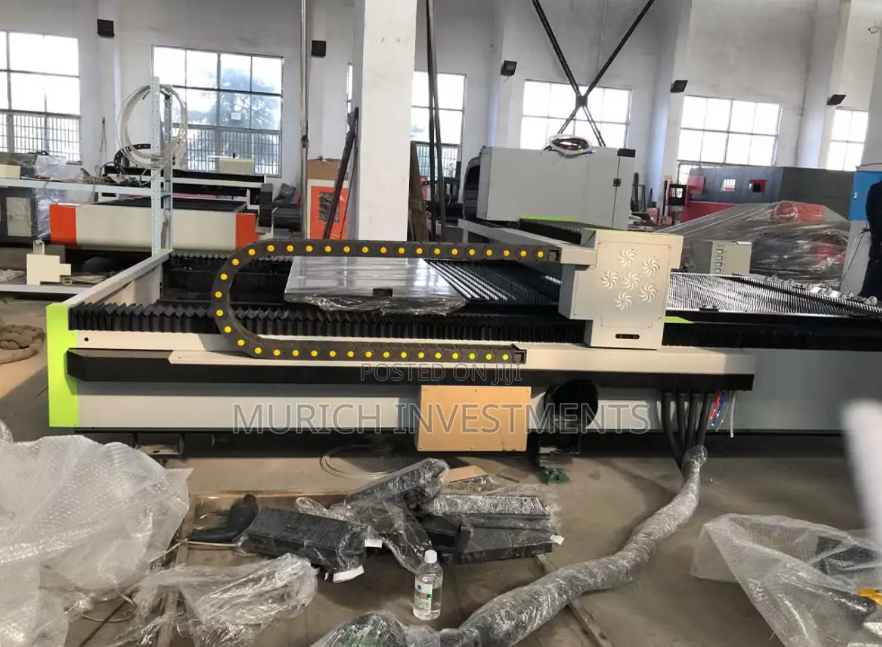 FMJ-1530 2000w Fiber Laser Cutting Machine With Dust Cover Chiller