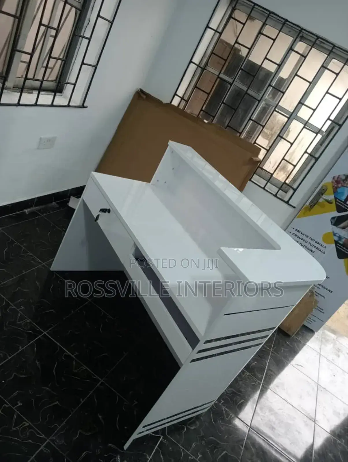 Secretary/ Receptionist Front Desk/Table